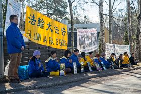 芬兰部分法轮功学员在中国大使馆前集会纪念四二五