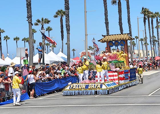 Image for article Los Angeles: Falun Gong Entry a Unique Sight in Independence Day Parade