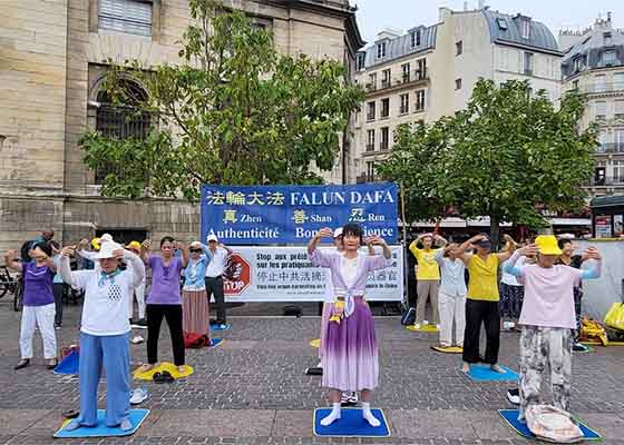 Image for article Paris, France: People Praise Falun Dafa During Event in Châtelet