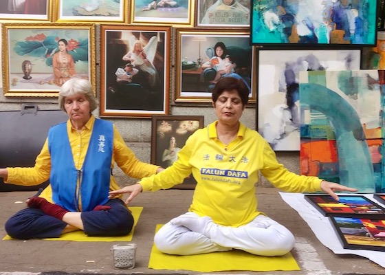 Image for article India: Attendees Learn About Falun Dafa During Art Fair in Bangalore