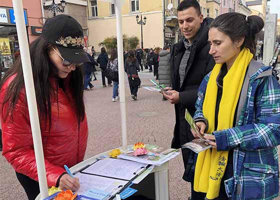 Image for article Bulgaria: People Sign Petition to Condemn the Persecution During Event Held in Plovdiv