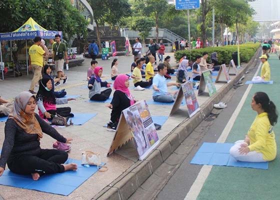 Image for article Indonesia: Falun Dafa Welcomed at Car Free Day in Jakarta—“We Need Truthfulness-Compassion-Forbearance”