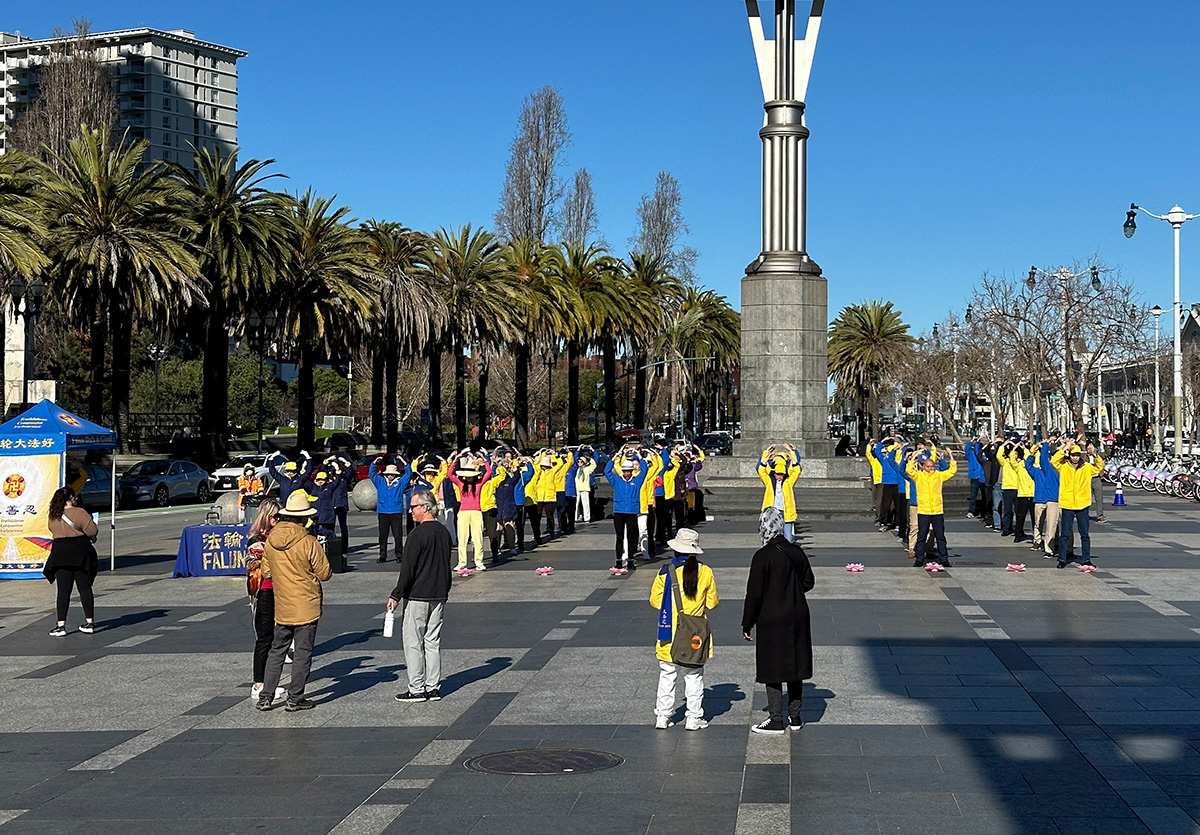 Image for article California: People Interested in Learning about Falun Dafa at Event in San Francisco