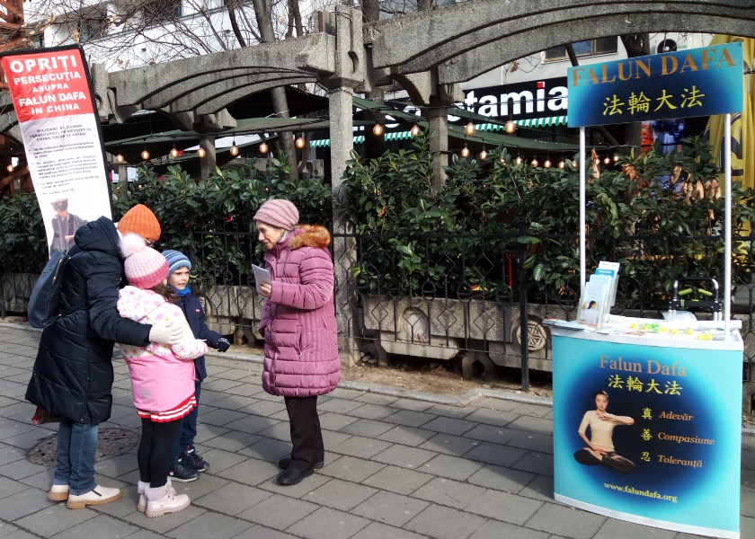 Image for article Romania: Falun Dafa Practitioners Raise Awareness About CCP’s Ongoing Persecution