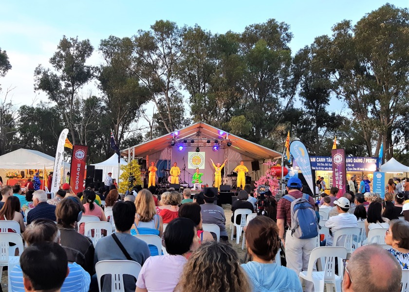 Image for article Perth, Australia: Introducing Falun Dafa at Chinese New Year Celebration