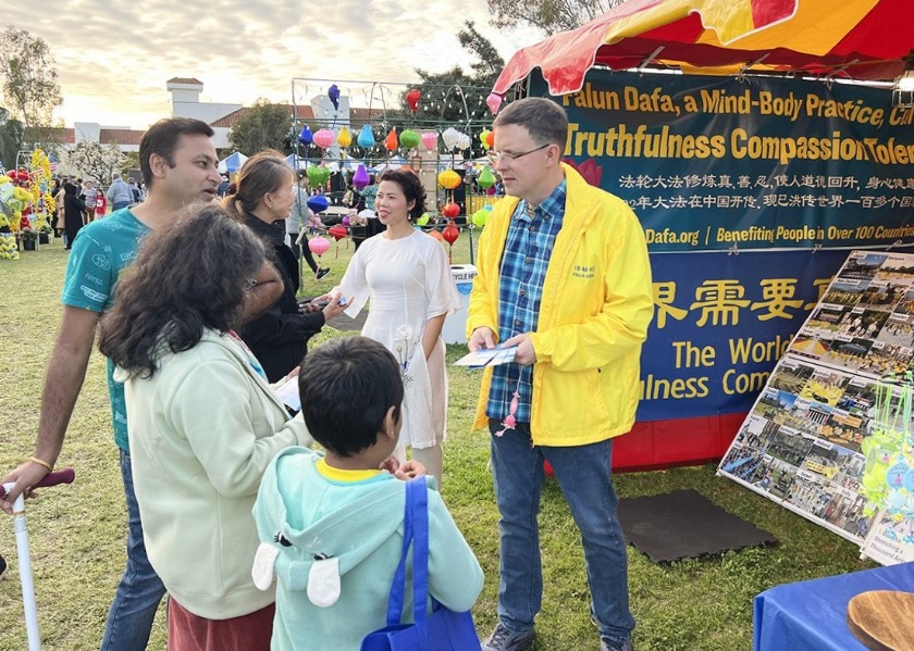Image for article San Diego, U. S.: Introducing Falun Dafa at the Vietnamese Lunar New Year Celebration