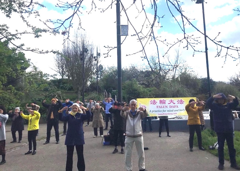 Image for article U.K.: People Moved by Falun Dafa Practitioners’ Peacefulness at East London Park