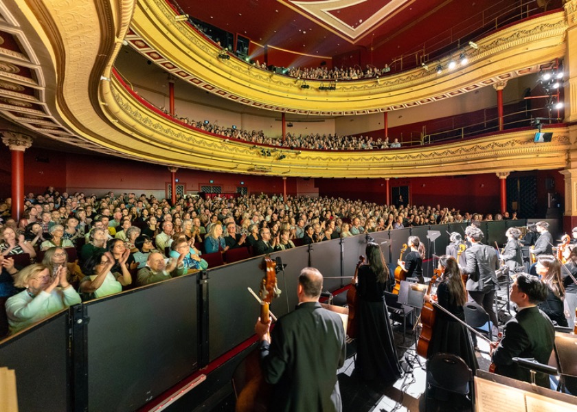 Image for article Shen Yun Moves Australian, European, and North American Theatergoers: “A Beautiful Message”