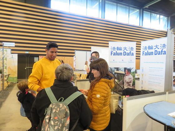 Image for article France: Practitioners Introduce Falun Dafa at Exhibition in Reims