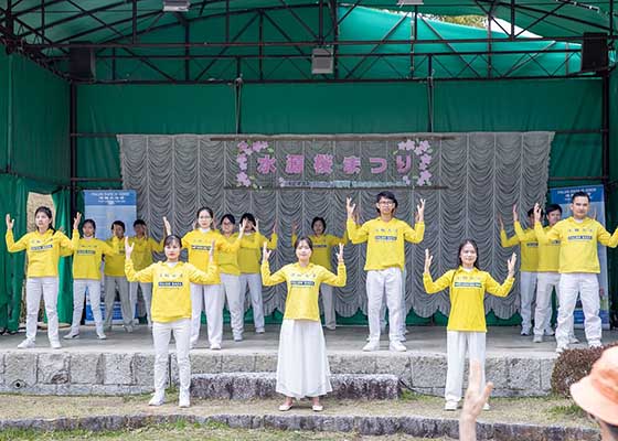 Image for article Japan: Introducing Falun Dafa During the Cherry Blossom Festival