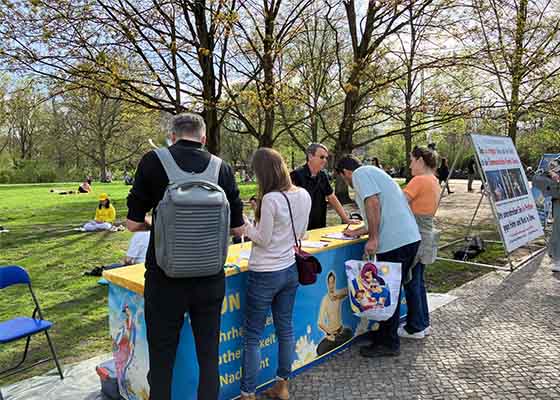 Image for article Berlin, Germany: People Support Falun Gong and Condemn the Persecution