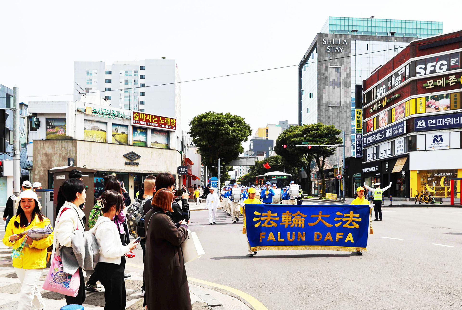 Image for article Jeju Island, South Korea: Introducing Falun Dafa to Residents and Tourists